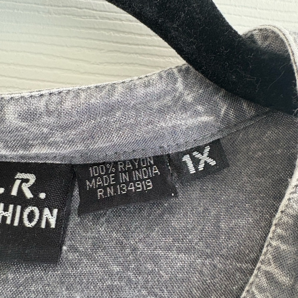 S R Fashion Charcoal Button-Up Blouse - Picture 6 of 8